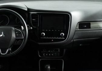 Подержанный автомобиль Mitsubishi Outlander 2020 года (14 фото)