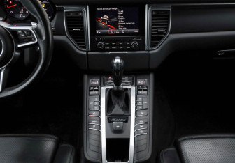 Подержанный автомобиль Porsche Macan 2016 года (21 фото)