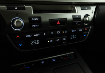 Подержанный автомобиль Lexus ES 2013 года (19 фото)