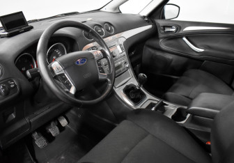 Подержанный автомобиль Ford S-MAX 2006 года (9 фото)