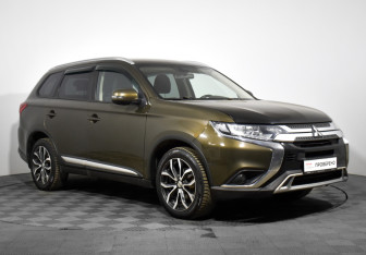 Подержанный автомобиль Mitsubishi Outlander 2019 года (3 фото)