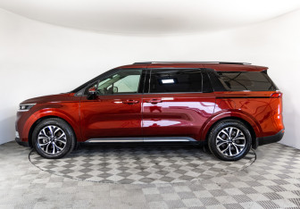 Подержанный автомобиль Kia Carnival 2023 года (8 фото)
