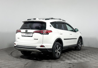Подержанный автомобиль Toyota RAV4 2016 года (5 фото)