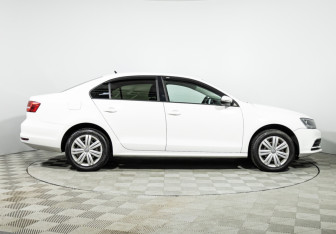 Подержанный автомобиль Volkswagen Jetta Sedan 2015 года (4 фото)