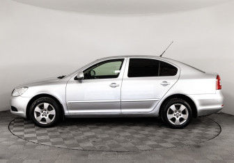 Подержанный автомобиль Skoda Octavia Liftback 2010 года (8 фото)