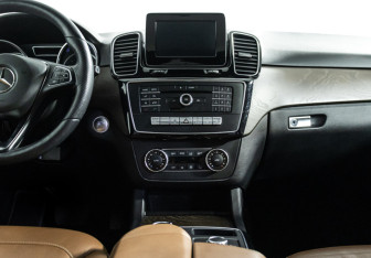 Подержанный автомобиль Mercedes-Benz GLE 2016 года (14 фото)