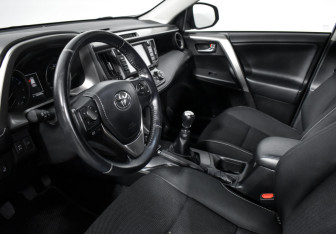 Подержанный автомобиль Toyota RAV4 2017 года (9 фото)