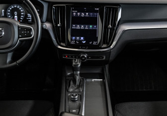 Подержанный автомобиль Volvo V60 2018 года (15 фото)