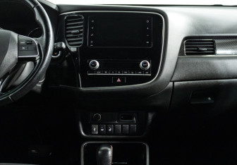 Подержанный автомобиль Mitsubishi Outlander 2021 года (14 фото)