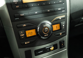 Подержанный автомобиль Toyota Corolla Sedan 2008 года (15 фото)