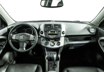 Подержанный автомобиль Toyota RAV4 2007 года (13 фото)
