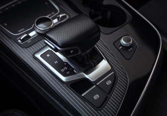 Подержанный автомобиль Audi Q7 2015 года (23 фото)
