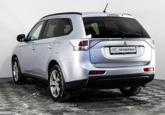 Подержанный автомобиль Mitsubishi Outlander 2013 года (7 фото)