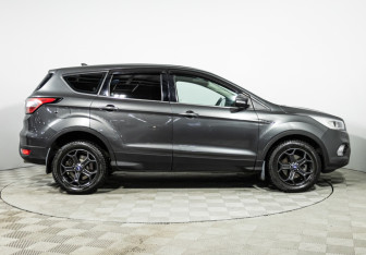 Подержанный автомобиль Ford Kuga 2018 года (4 фото)