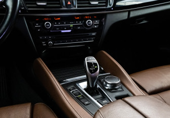 Подержанный автомобиль BMW X6 2017 года (13 фото)
