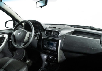 Подержанный автомобиль Nissan Terrano 2014 года (9 фото)