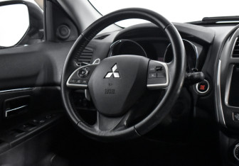 Подержанный автомобиль Mitsubishi ASX 2013 года (15 фото)