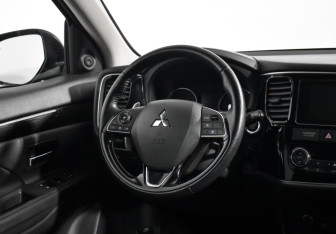 Подержанный автомобиль Mitsubishi Outlander 2018 года (15 фото)