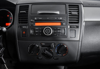 Подержанный автомобиль Nissan Tiida Hatchback 2012 года (16 фото)