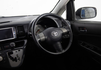 Подержанный автомобиль Toyota Wish Compactvan 2005 года (10 фото)