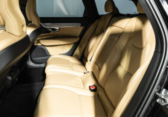 Подержанный автомобиль Volvo V90 2018 года (10 фото)