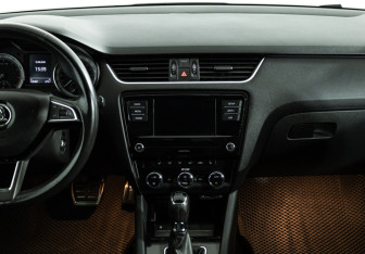 Подержанный автомобиль Skoda Octavia Liftback 2017 года (14 фото)