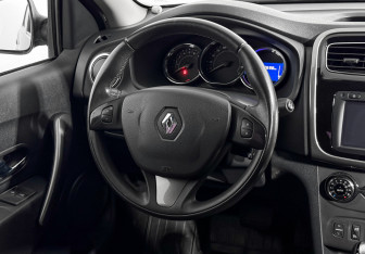 Подержанный автомобиль Renault Sandero 2016 года (15 фото)