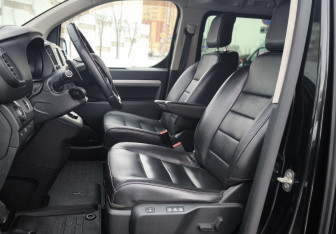 Подержанный автомобиль Peugeot Traveller 2018 года (14 фото)