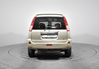 Подержанный автомобиль Nissan X-Trail 2003 года (6 фото)