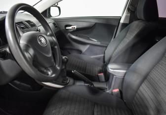 Подержанный автомобиль Toyota Corolla Sedan 2007 года (10 фото)