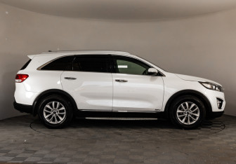Подержанный автомобиль Kia Sorento 2017 года (4 фото)