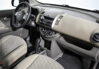 Подержанный автомобиль Nissan Note 2006 года (12 фото)