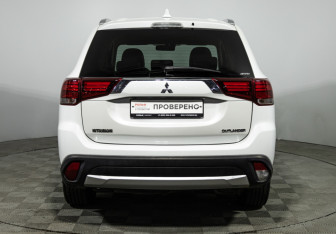 Подержанный автомобиль Mitsubishi Outlander 2017 года (6 фото)