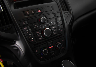 Подержанный автомобиль Opel Astra Wagon 2012 года (14 фото)