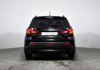 Подержанный автомобиль Mitsubishi ASX 2011 года (6 фото)