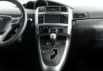 Подержанный автомобиль Toyota Verso 2013 года (14 фото)