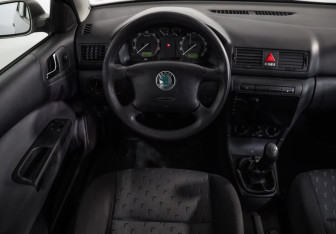 Подержанный автомобиль Skoda Octavia Liftback 2006 года (10 фото)