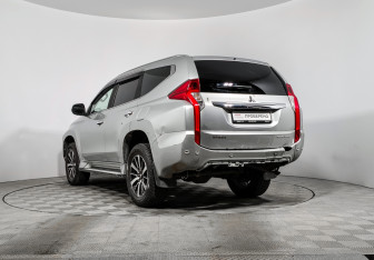 Подержанный автомобиль Mitsubishi Pajero Sport 2017 года (7 фото)