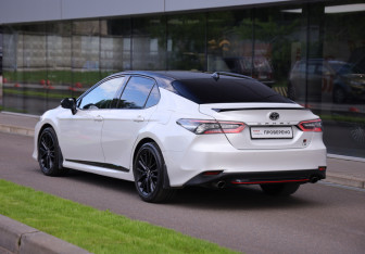 Подержанный автомобиль Toyota Camry Sedan 2021 года (8 фото)
