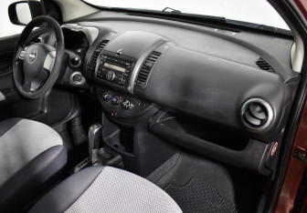 Подержанный автомобиль Nissan Note 2007 года (11 фото)