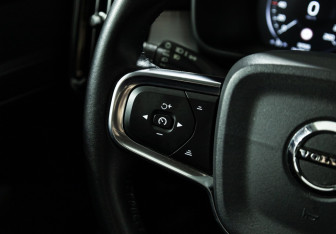 Подержанный автомобиль Volvo XC40 2019 года (17 фото)