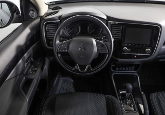 Подержанный автомобиль Mitsubishi Outlander 2022 года (10 фото)