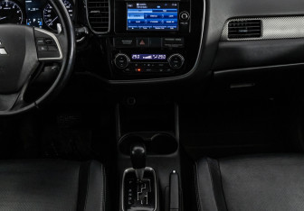 Подержанный автомобиль Mitsubishi Outlander 2013 года (14 фото)