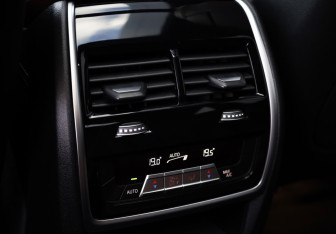 Подержанный автомобиль BMW X6 2020 года (21 фото)