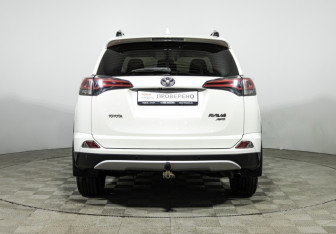 Подержанный автомобиль Toyota RAV4 2016 года (6 фото)