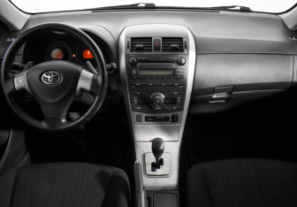 Подержанный автомобиль Toyota Corolla Sedan 2008 года (13 фото)