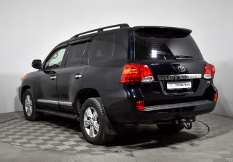 Подержанный автомобиль Toyota Land Cruiser Suv 2012 года (8 фото)