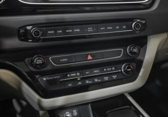 Подержанный автомобиль Kia Carnival 2018 года (16 фото)