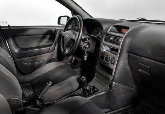 Подержанный автомобиль Opel Astra Sedan 2002 года (12 фото)