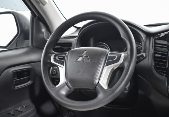 Подержанный автомобиль Mitsubishi L200 2022 года (14 фото)